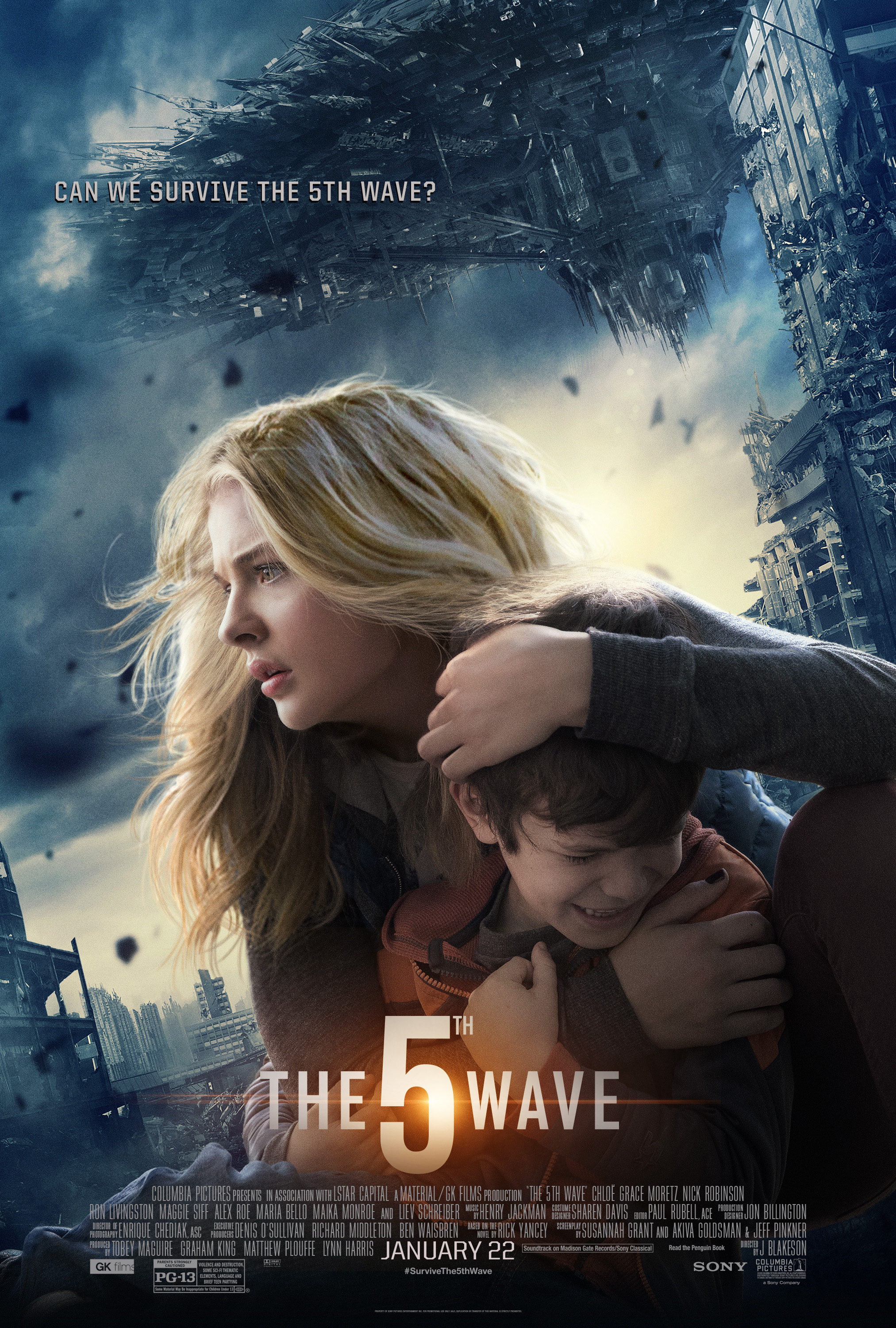 With the human race at the risk of getting wiped out owing to an alien invasion, Cassie, one of the few survivors, decides to risk everything to find her younger brother, Sam.