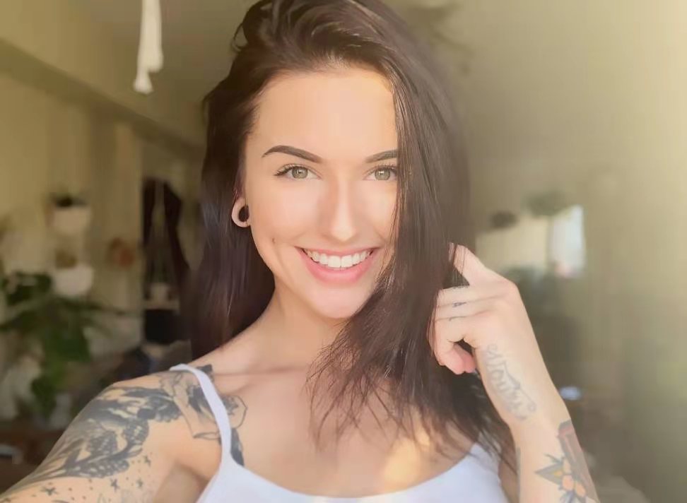 Octavia May - A Successful Insta-Queen With 200K Followers