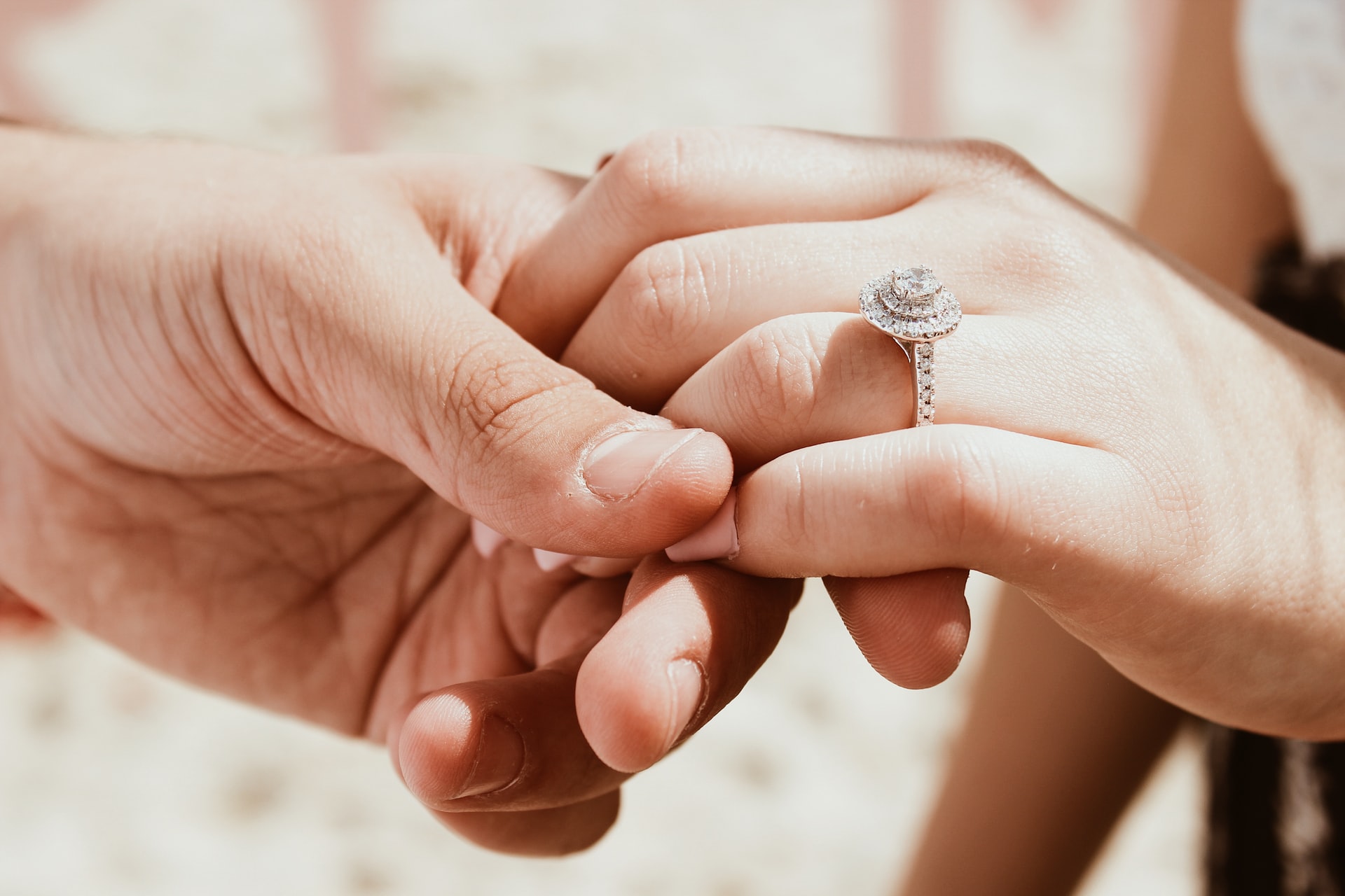 Bezel Vs. Prong Setting: Which Is Better for Lab Grown Diamond Engagement Rings?