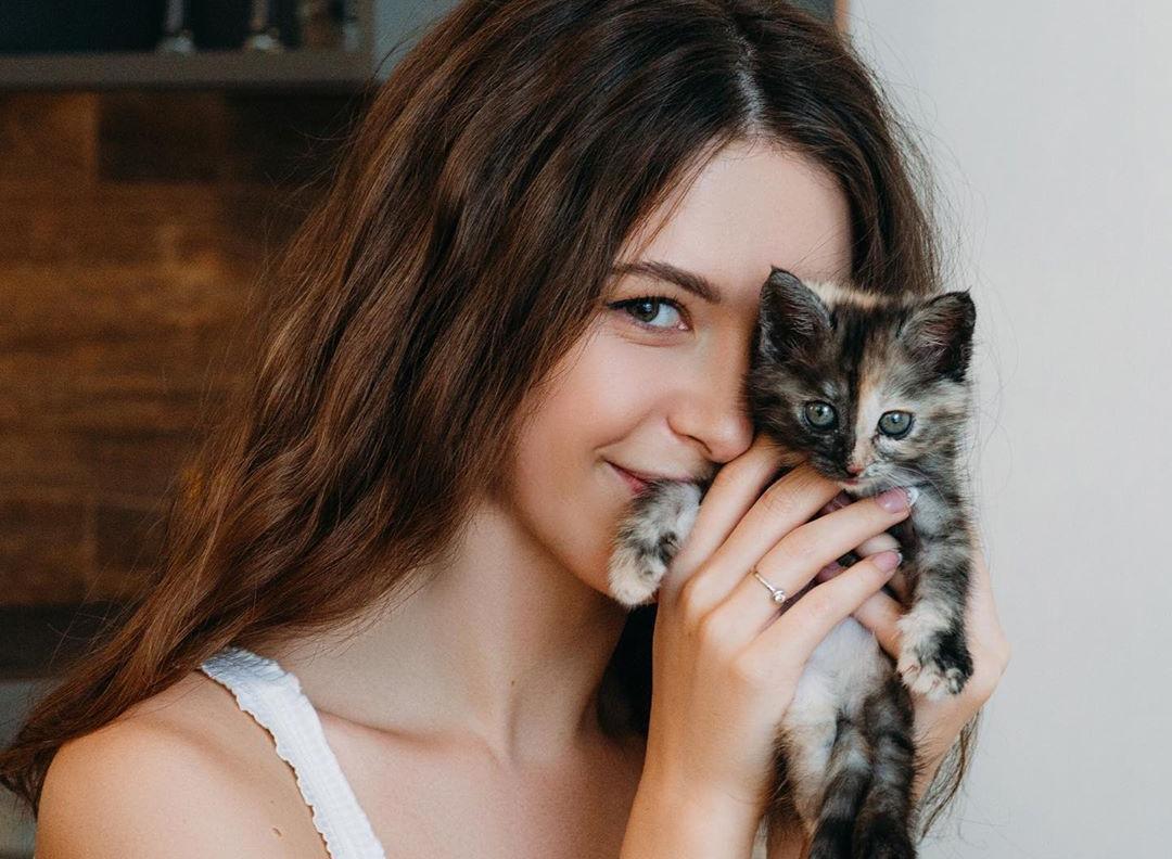 Viki Virgo holding a cat