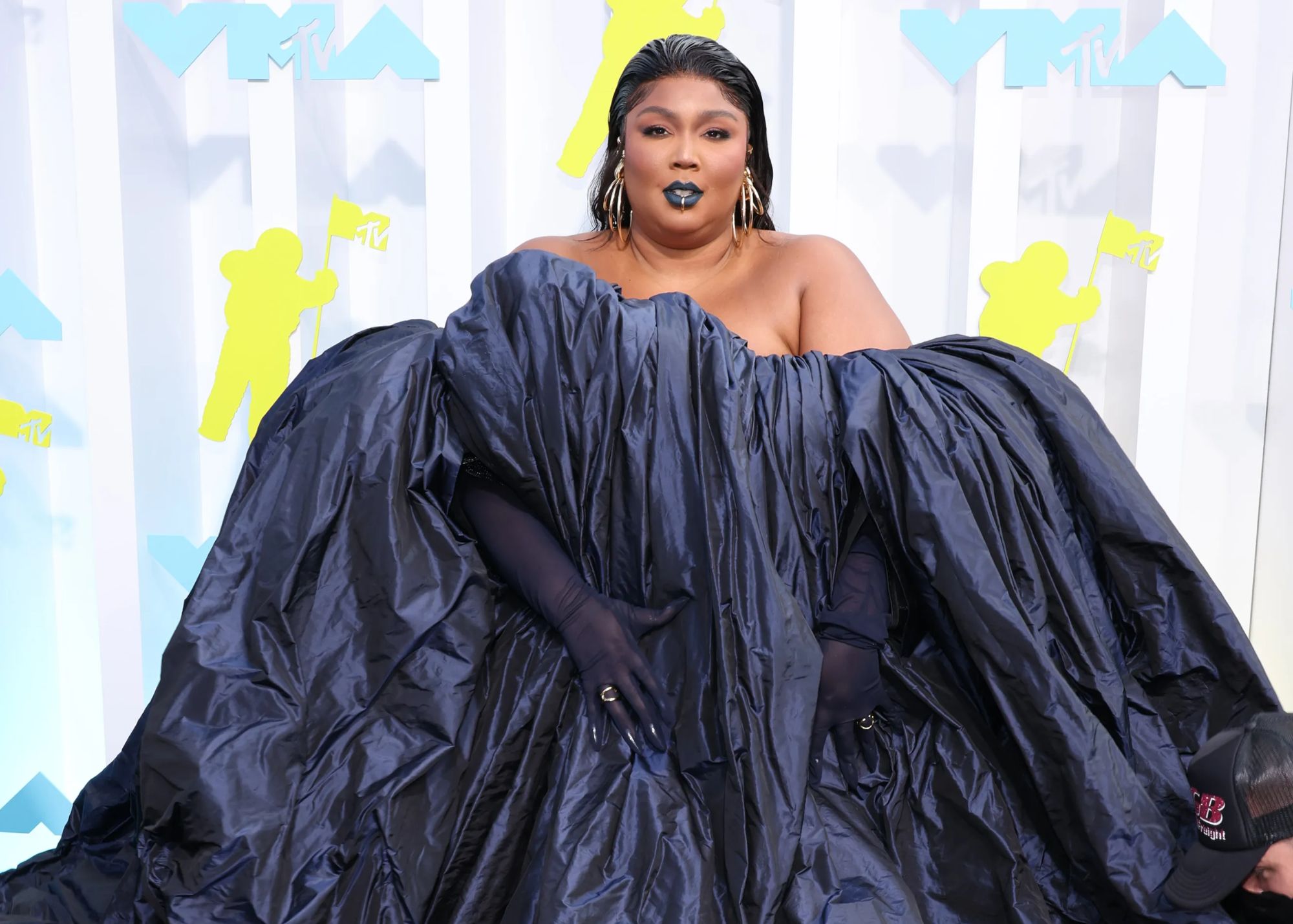 At the 2022 VMAs, Lizzo wore a gargantuan navy blue gown with a lip ring