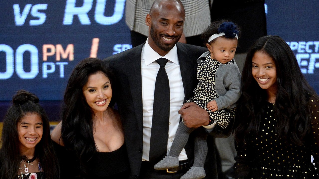 Kobe Bryant and Vanessa Bryant with their kids