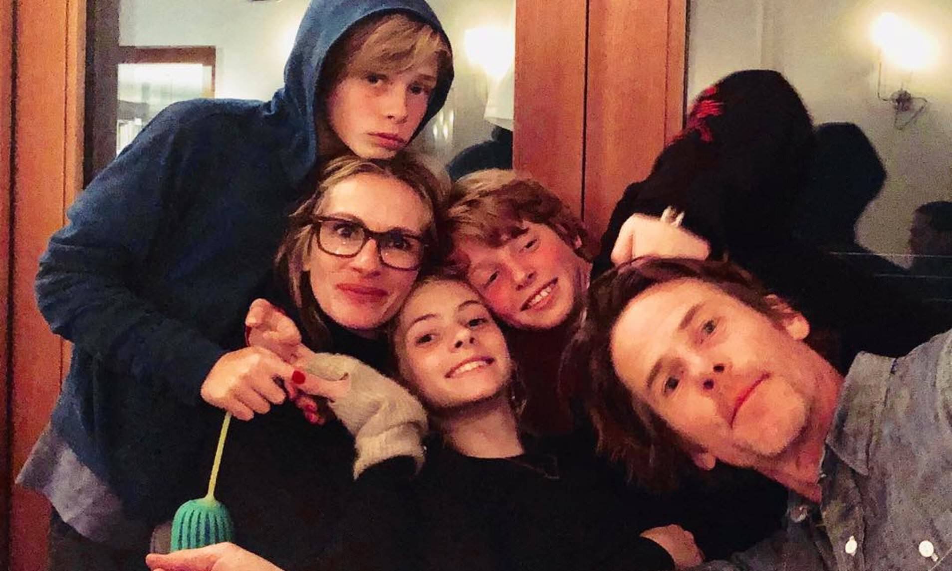 Julia Roberts and Danny Moder with their children