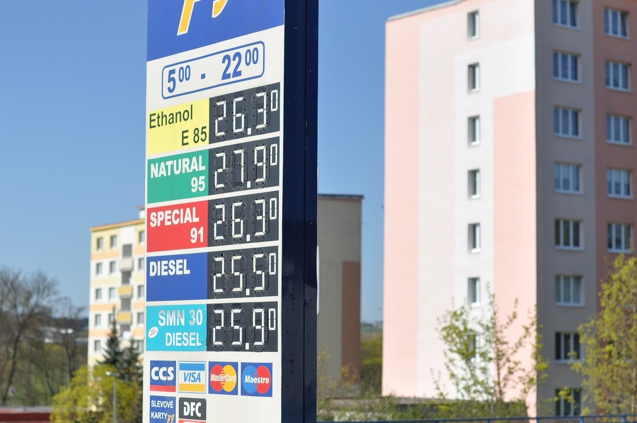 Prices in a gasoline station for Ethanol, Natural, Special, Diesel, with CCS, Visa and Mastercard logos
