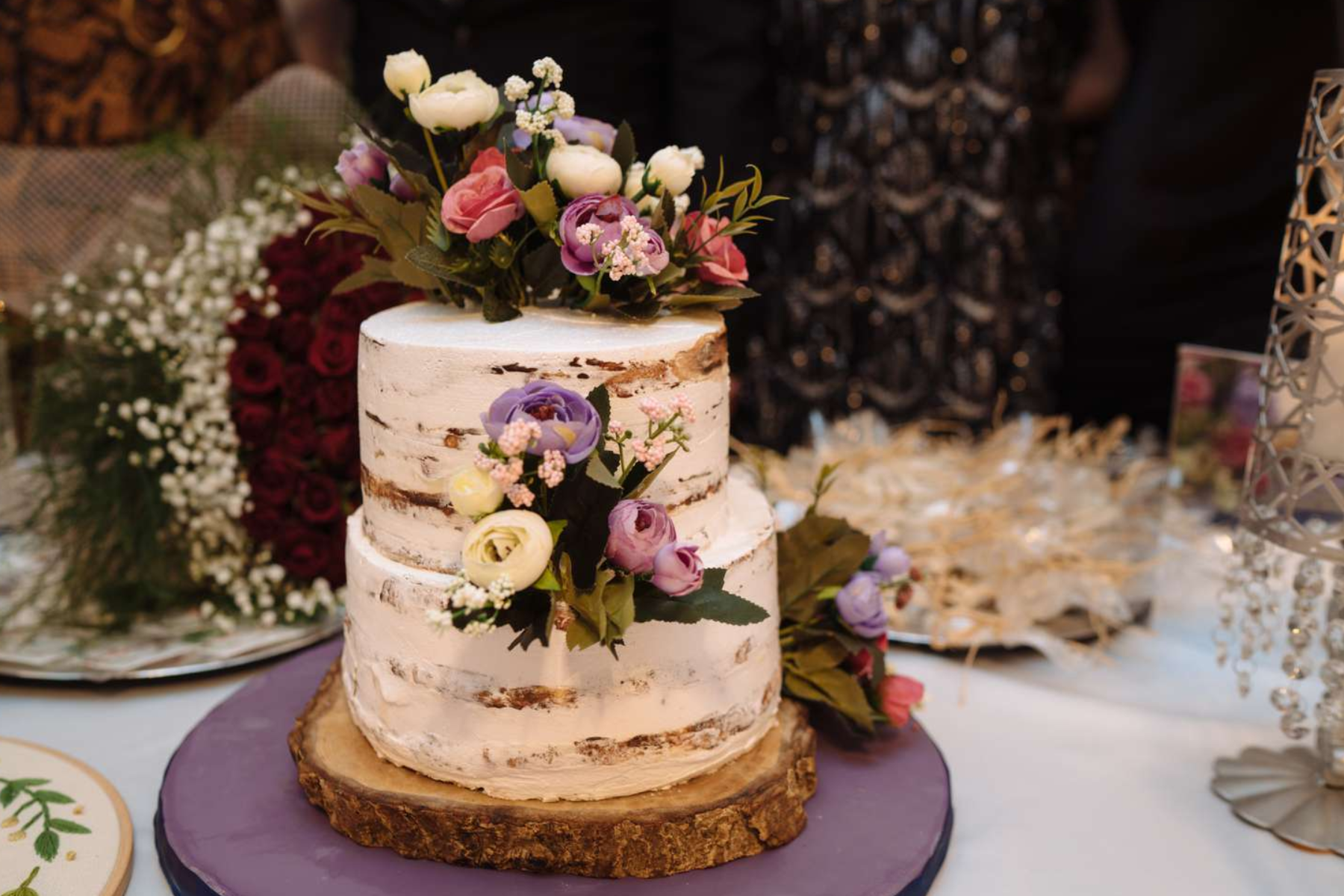 Wedding table with personalized floral cakes