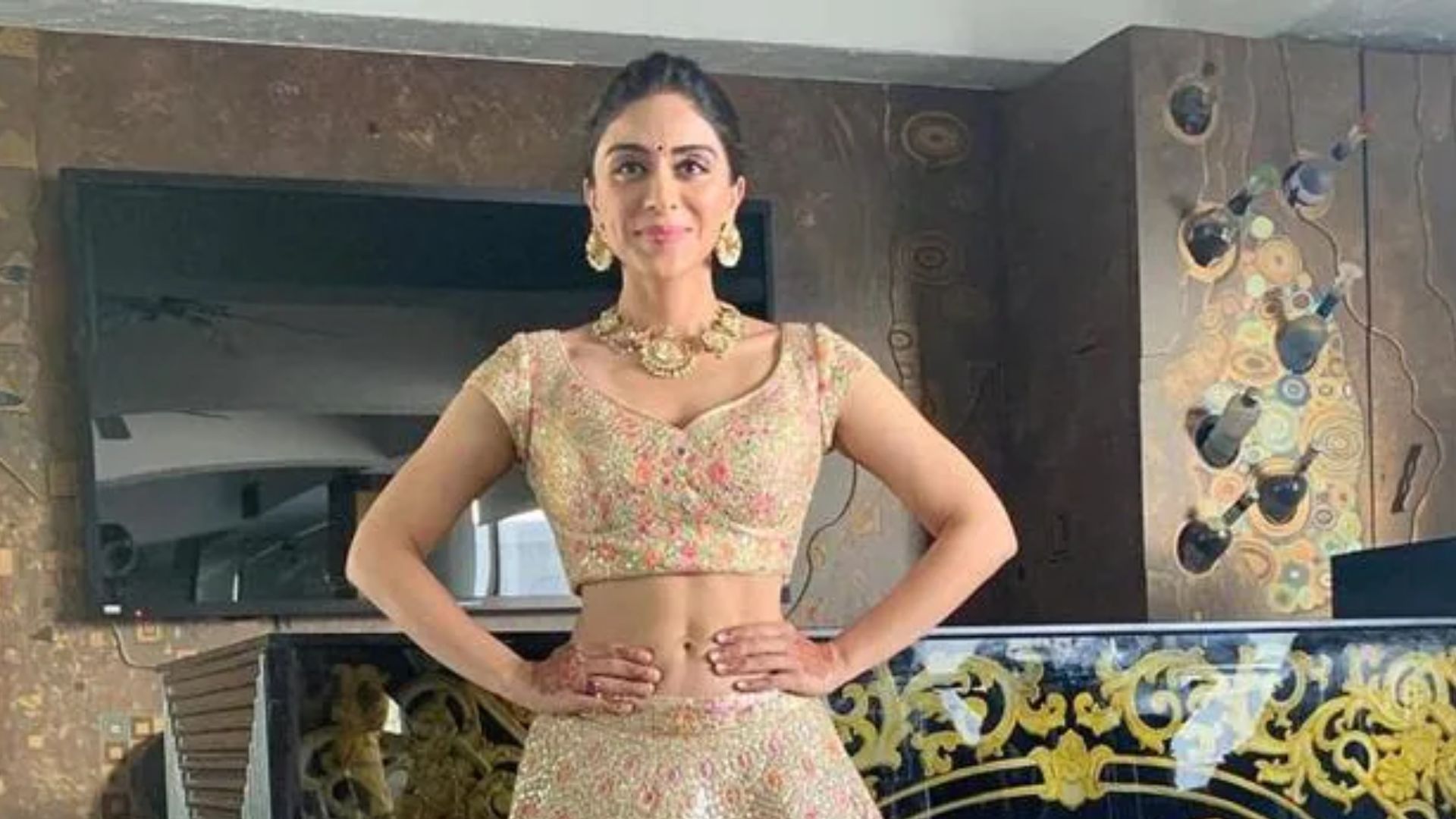  Zoa Morani In Indian Outfit Both Hands On Waist
