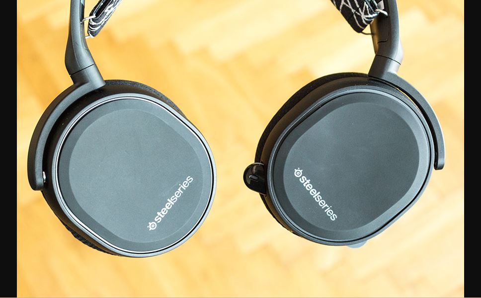 A black SteelSeries headphone with Arctis 5 microphone