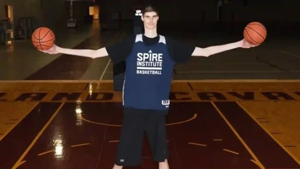 Robert Bobroczky - The Tallest Basketball Player In The World
