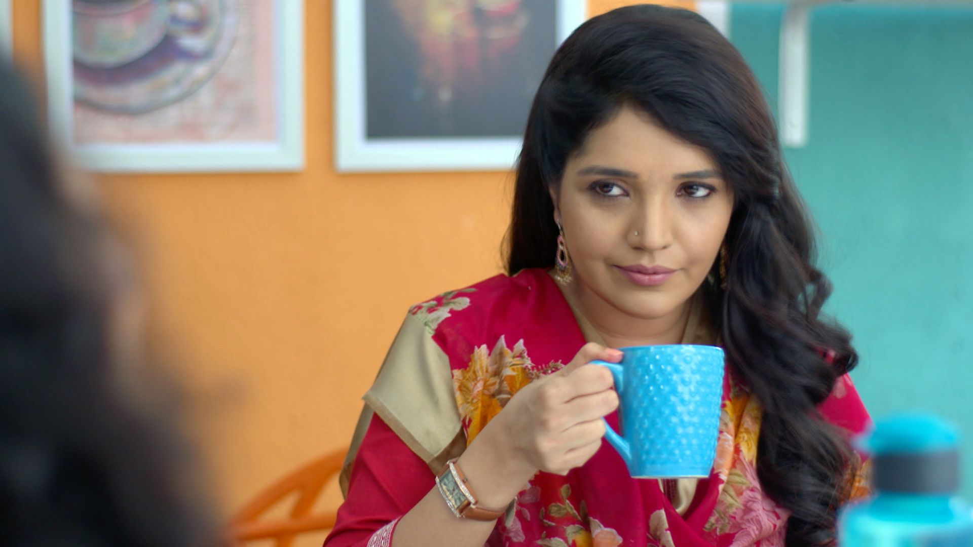 Ajunahi Barsaat Aah Leading Actor Drinking Tea From A Blue Cup
