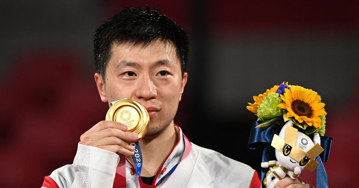 Ma Long with one of his gold medals