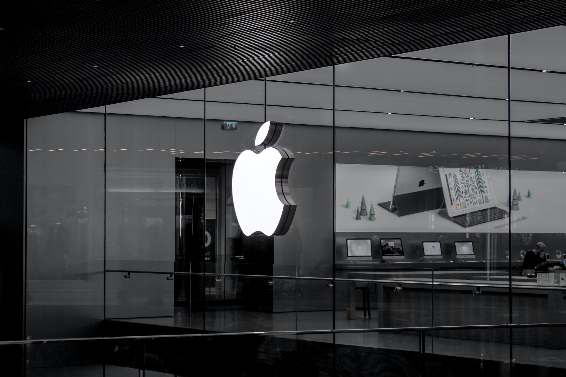 Glass façade of an Apple store at Zorlu Center in Istanbul, with the Apple logo in the middle