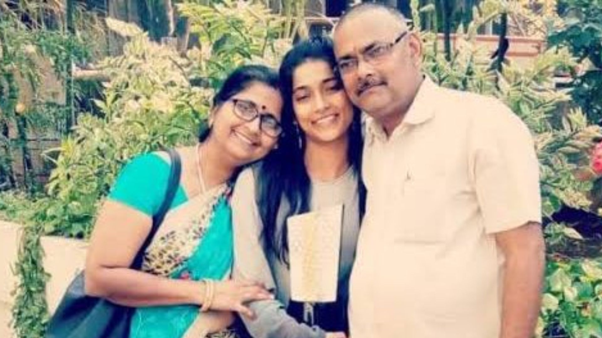 Vartika Jha With Her Parents