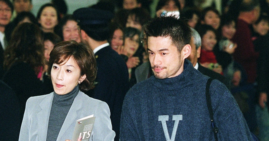 Yumiko Fukushima wearing a graya coat and Ichiro Suzuki wearing a blue sweater