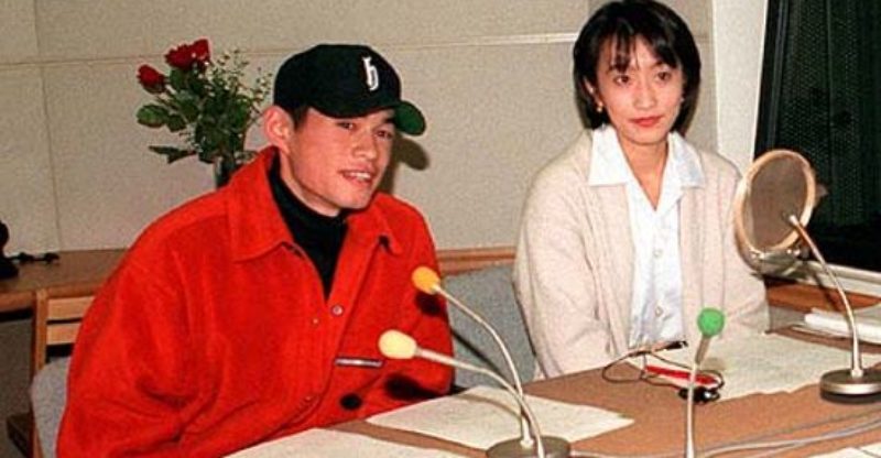Yumiko Fukushima wearing a beige cardigan and Ichiro Suzuki wearing red jacket