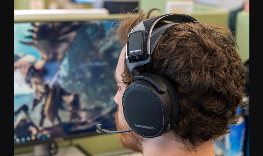 A man wearing the SteelSeries Arctis 7 while gaming
