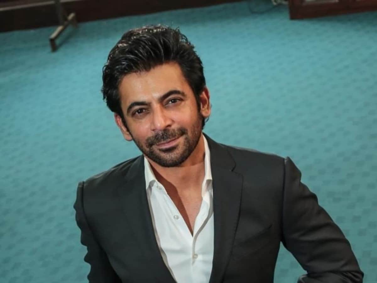Sunil Grover Smiling And Wearing White And Black Suit