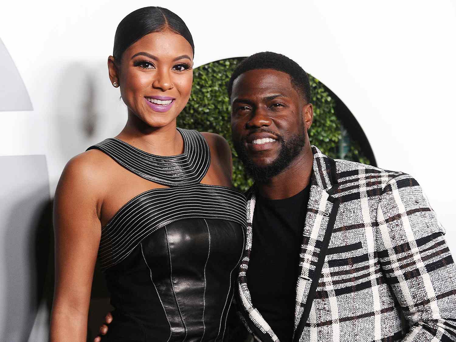 Kevin hart posing with his wife