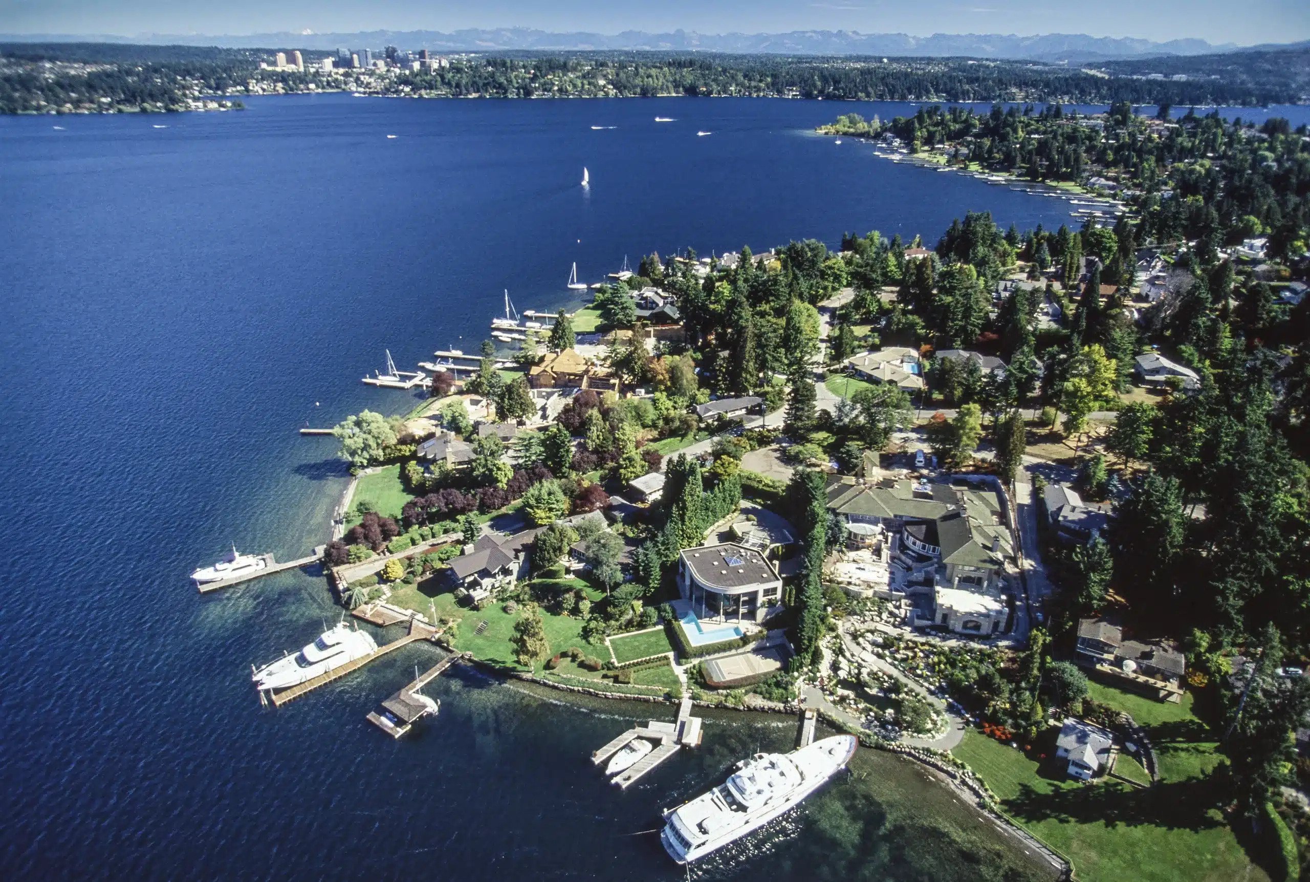 The ocean with houses and boats beside it in Mercer Island
