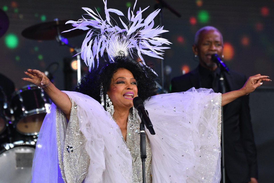Diana Ross singing on stage