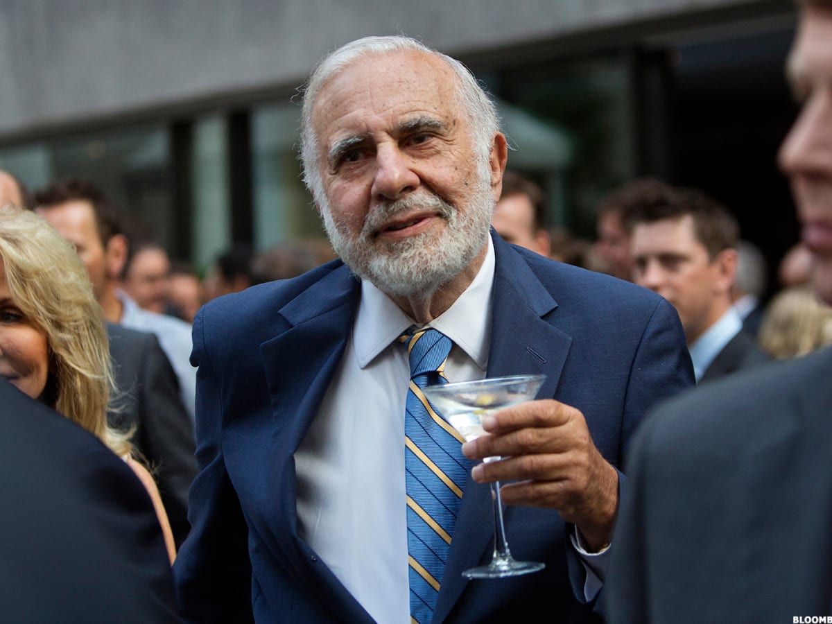 Carl Icahn holding glass in gathering