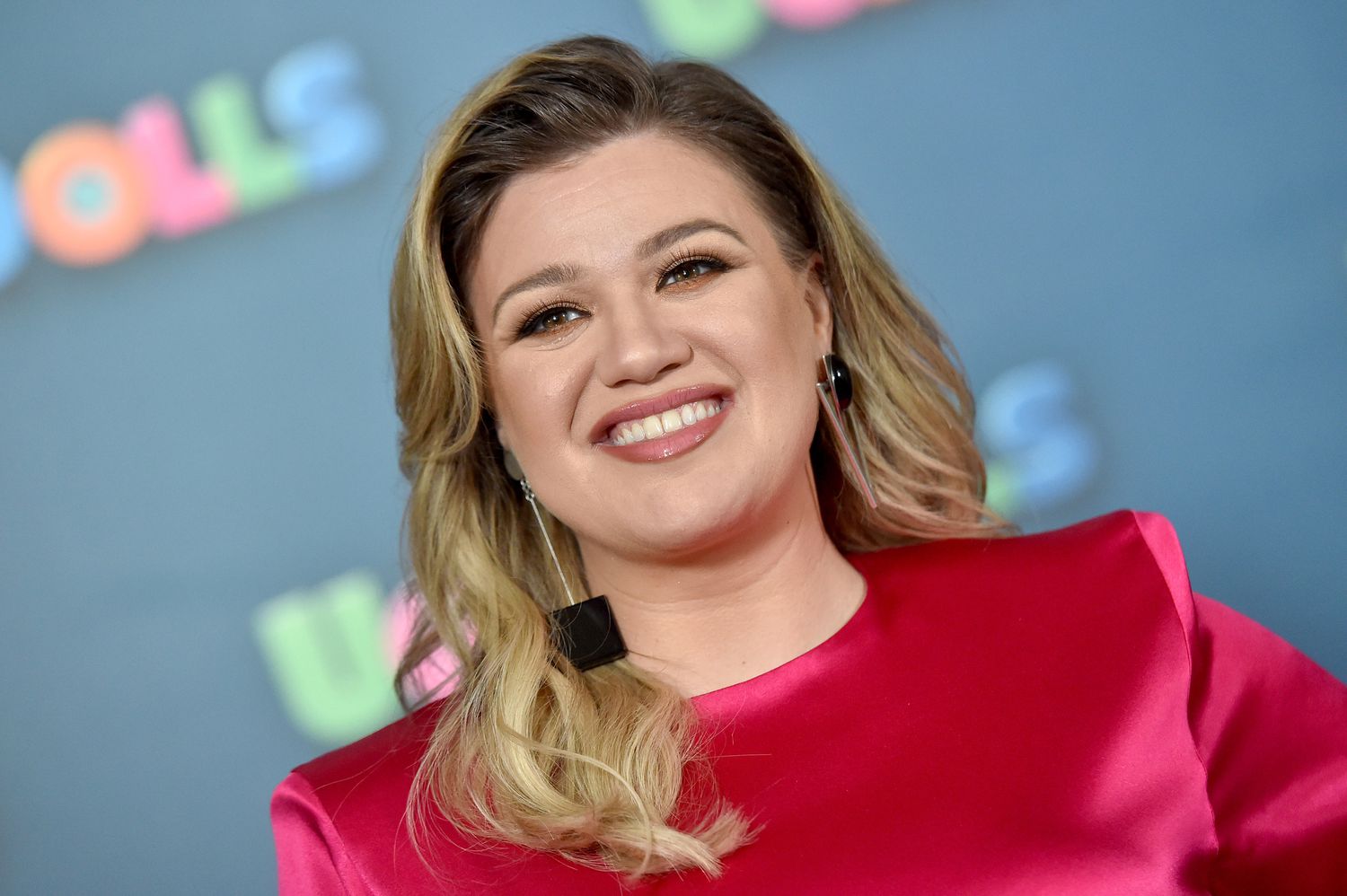 Kelly Clarkson wearing a silk red outfit