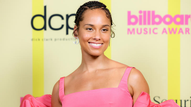 Alicia Keys wearing a pink dress