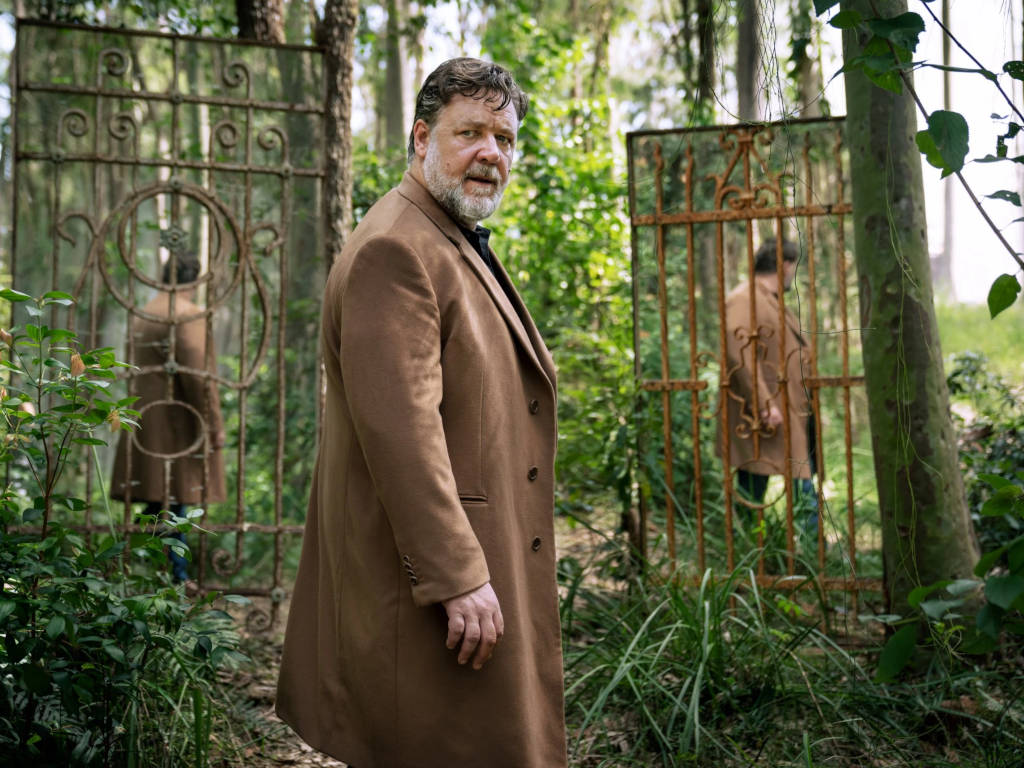 Russell crowe wearing a brown trench coat