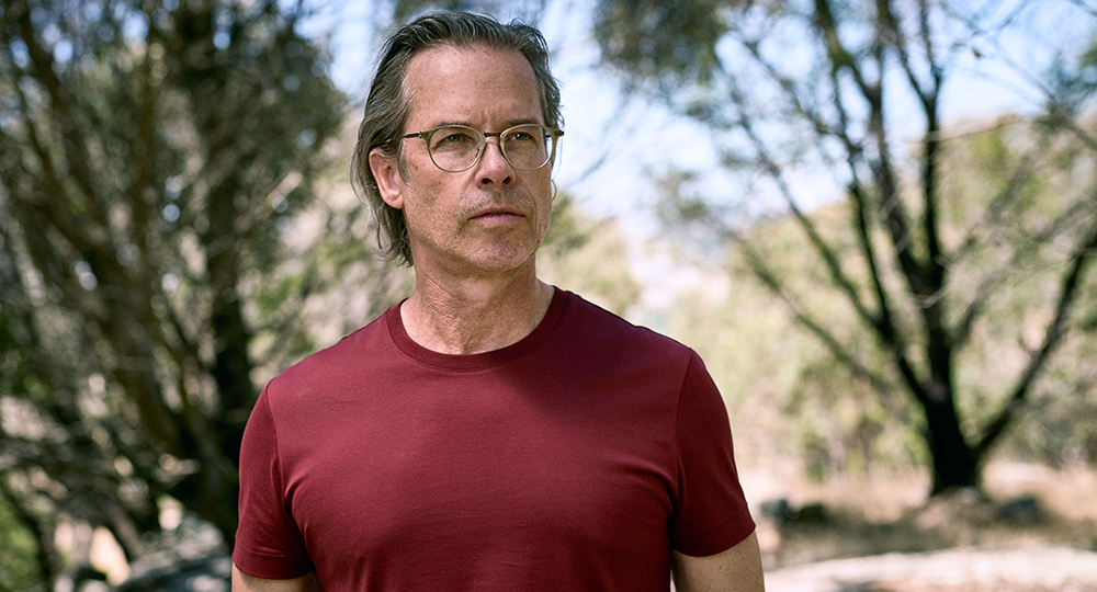 Guy Pearce wearing a red t-shirt